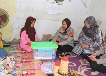 Kapolresta Cirebon Salurkan Bantuan Langsung ke Keluarga Korban Longsor Gunung Kuda