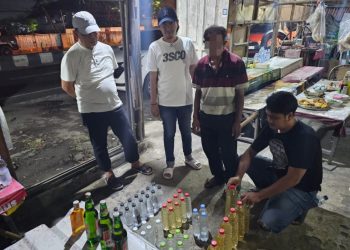 Malam Takbiran, Polisi Lakukan Razia Dan Sita Ratusan Botol Minuman Keras Di Cirebon