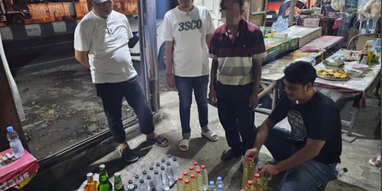 Malam Takbiran, Polisi Lakukan Razia Dan Sita Ratusan Botol Minuman Keras Di Cirebon