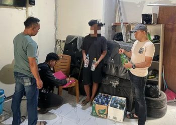 Razia Miras di Terminal Harjamukti Cirebon, Polisi Sita Puluhan Botol Ciu dan Amankan Satu Tersangka