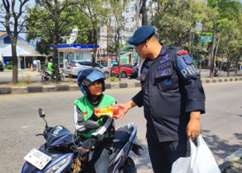 Satbrimob Polda Jabar Gelar Kegiatan Jumat Berkah, Bagikan Makanan Gratis untuk Masyarakat