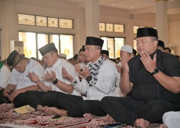 Kapolda Jabar Bersama Masyarakat Shalat Idul Adha 1446 H di Masjid Al Amman