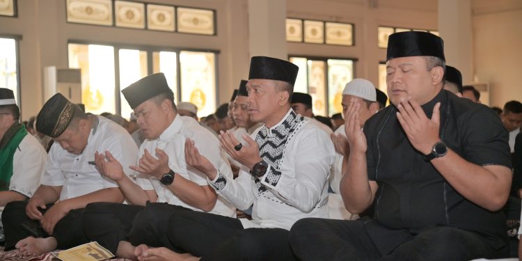 Kapolda Jabar Bersama Masyarakat Shalat Idul Adha 1446 H di Masjid Al Amman