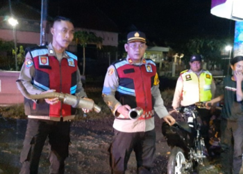 Patroli Malam Polsek Juntinyuat Amankan Knalpot Brong dan Miras Ilegal