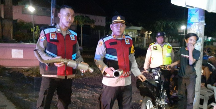Patroli Malam Polsek Juntinyuat Amankan Knalpot Brong dan Miras Ilegal