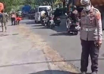 Polwan di Cirebon Sigap : Tangani Ceceran Solar di Jalan Dan Beli Pasir untuk Cegah Kecelakaan Beruntun