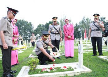 Hari Bhayangkara Ke 79 : Kapolda Jabar Pimpin Ziarah dan Tabur Bunga di TMP Cikutra