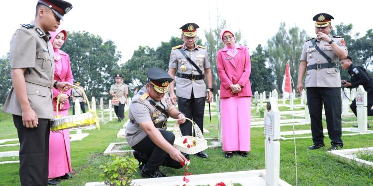 Hari Bhayangkara Ke 79 : Kapolda Jabar Pimpin Ziarah dan Tabur Bunga di TMP Cikutra