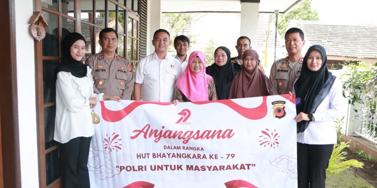 Hari Bhayangkara : Dirres Siber Polda Jabar Kunjungi Purnawirawan Irjen Pol (Purn) Madra S. Maningadi