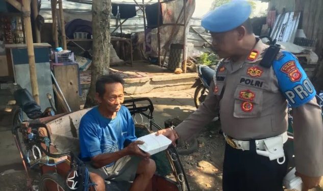 Bakti Sosial : Propam Polres Subang Bagikan Puluhan Paket Sembako Kepada Warga