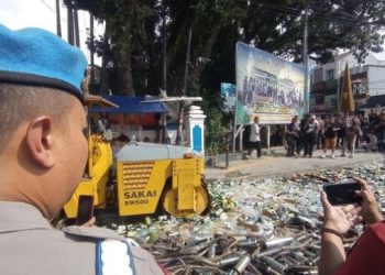 Polres Tasikmalaya Kota dan Pemkot Musnahkan Ribuan Botol Miras dan Knalpot Bising