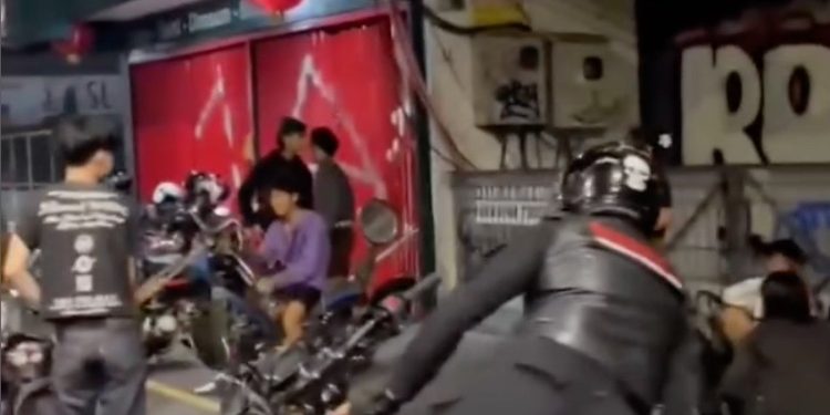 Polisi Bubarkan Belasan Remaja Konsumsi Miras di Bogor