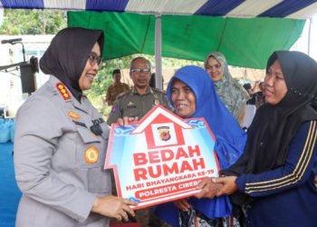 Polresta Cirebon Bedah Rumah Warga Tidak Layak Huni dalam Rangka HUT Bhayangkara ke-79