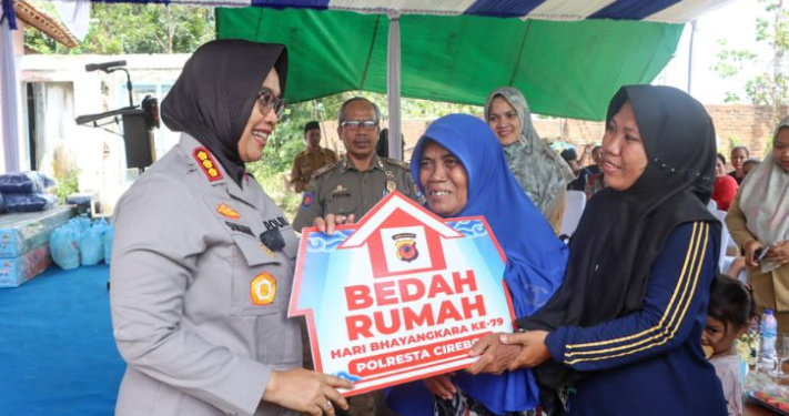 Polresta Cirebon Bedah Rumah Warga Tidak Layak Huni dalam Rangka HUT Bhayangkara ke-79