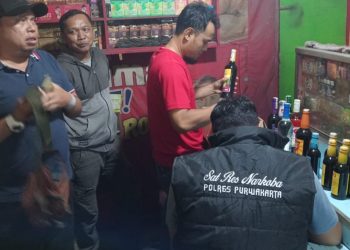 Polres Purwakarta Sita Ratusan Botol Miras Oplosan dalam Razia