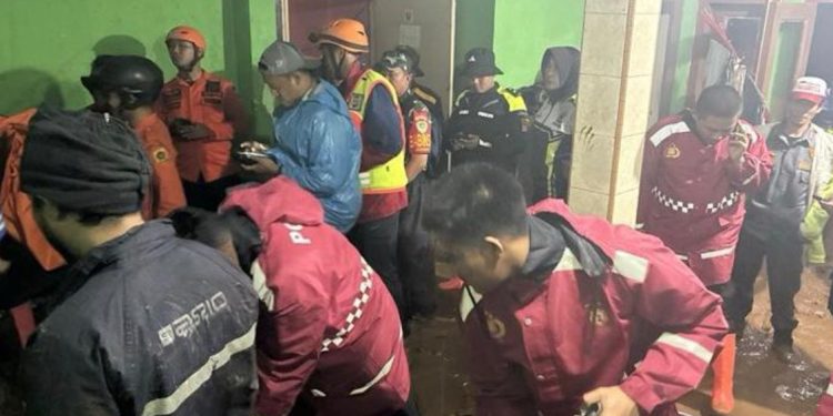 Polres Bogor Gelar Patroli dan Evakuasi Korban Bencana Longsor di Megamendung dan Cisarua