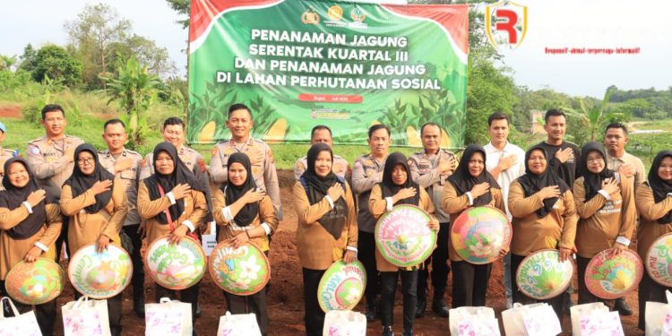 Kapolres Bogor Beri Bantuan Sosial untuk Petani Jagung, Dukung Ketahanan Pangan