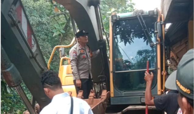 Polsek Ciawi Polres Bogor Bantu Evakuasi Rumah Roboh: Polri Hadir sebagai Mitra Masyarakat