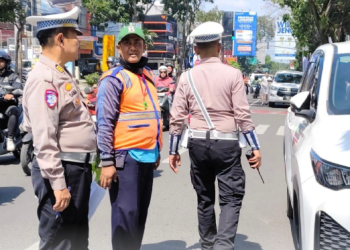 Ditlantas Polda Jabar Wasdal Arus Lalu Lintas di Jalan Pasirkaliki, Bandung, dalam Operasi Patuh Lodaya 2025