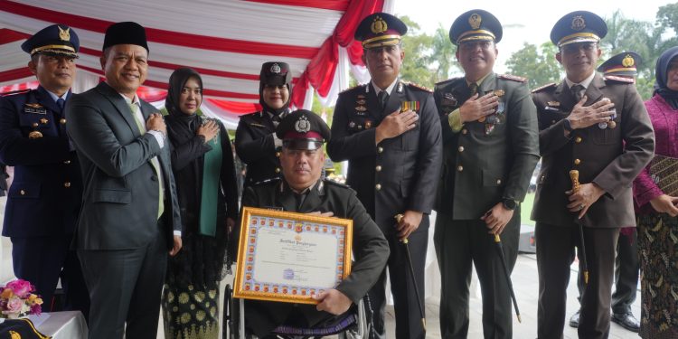 Polresta Bandung Beri Penghargaan kepada Personel Berprestasi di Hari Bhayangkara ke-79