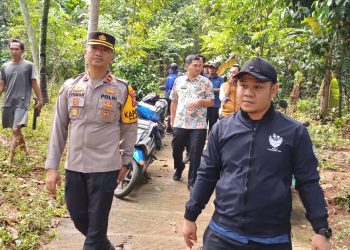 Kapolsek Parung Pimpin Peninjauan Lokasi Banjir dan Kerusakan di Desa Babakan, Bogor