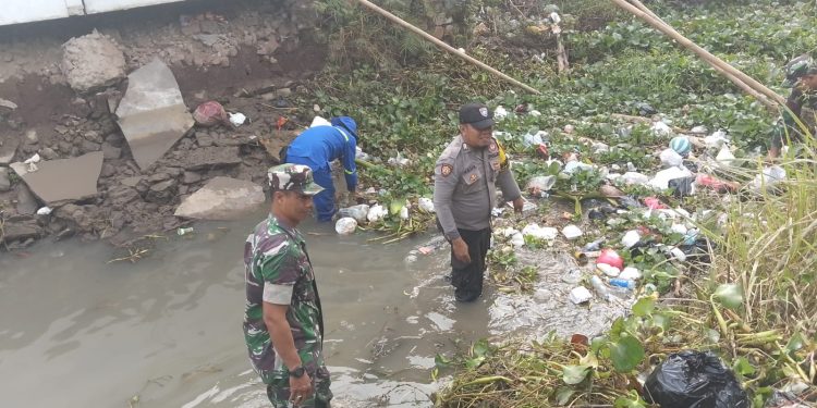 Polri Peduli Lingkungan: Polsek Banjarsari Bersihkan Anak Sungai Ciputra Haji Bersama Warga