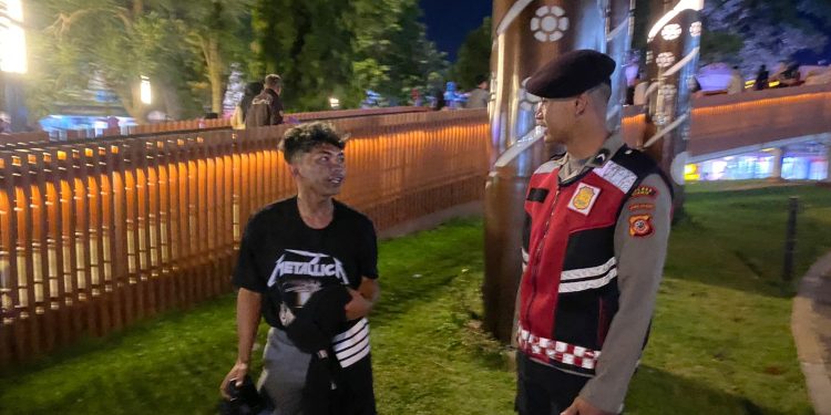 Polres Ciamis Lakukan Patroli Jalan Kaki di Alun-Alun Ciamis, Antisipasi Gangguan Kamtibmas