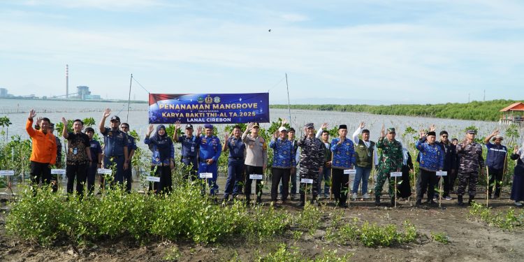 Kapolres Cirebon Kota Hadiri Penanaman 3.000 Bibit Mangrove di Hari Bakti TNI AL