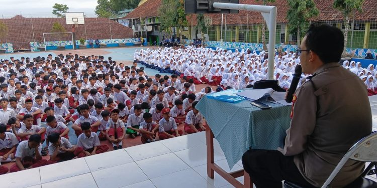 Polsek Cihaurbeuti Sosialisasikan Bahaya Judi Online dan NAFZA kepada Siswa Baru SMPN 2 Cihaurbeuti