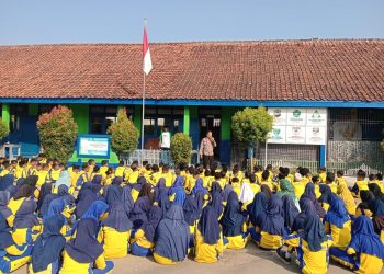 Polsek Sindang Indramayu Beri Penyuluhan Anti-Bullying dan Judi Online kepada Pelajar MI Mathlaul Anwar