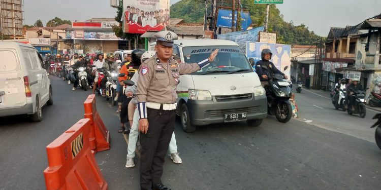 Wujudkan Kamseltibcarlantas, Polsek Ciampea Polres Bogor Gelar Pengaturan Lalu Lintas