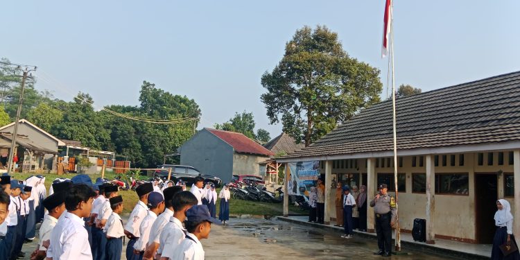Bhabinkamtibmas Rumpin Hadir di Upacara Sekolah, Jalin Sinergi dan Sampaikan Pesan Kamtibmas