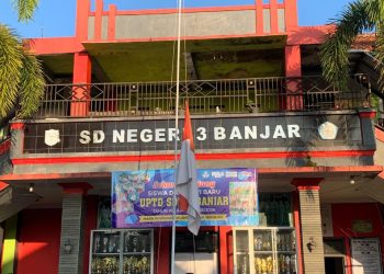 Polsek Banjar Bangun Karakter Pelajar SDN 3 Banjar Lewat Upacara Bendera