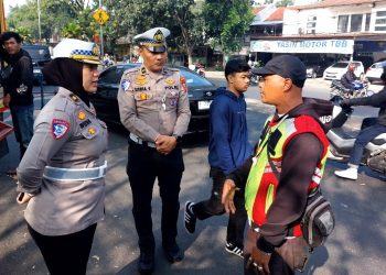 Ditlantas Polda Jabar Tertibkan Parkir Liar dan Beri Edukasi di Operasi Patuh Lodaya 2025