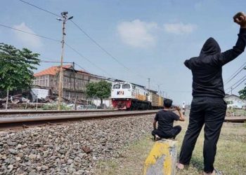 2 Bocah Pelempar Batu hingga Kaca KRL Pecah, Ditangkap Polisi