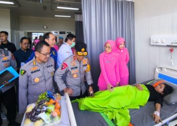 Kapolda Jabar Jenguk Syifa Fauziah, Korban Yang Terdesak Saat  Pesta Rakyat di Garut