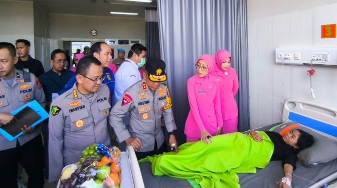 Kapolda Jabar Jenguk Syifa Fauziah, Korban Yang Terdesak Saat  Pesta Rakyat di Garut