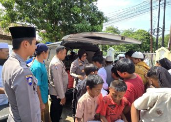 Jumat Berkah, Polisi Bagikan Ratusan Nasi Kotak di Masjid Madania