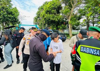 Polisi Amankan Miras dan Kembang Api di Pintu Masuk Utara Saat Pengamanan Piala Presiden 2025 di Stadion Si Jalak Harupat