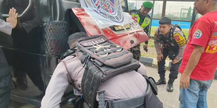 Polda Jabar Kawal Laga Pertandingan Sepak Bola Di Stadion Sijalak Harupat