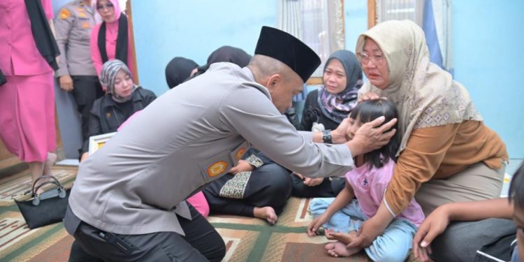 Kapolda Jabar Melayat Ke Rumah Duka AIPDA Anumerta Cecep