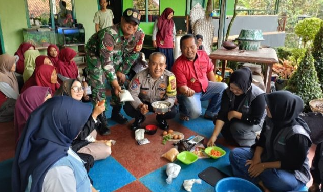 Bhabinkamtibmas Ciamis Dampingi Mahasiswa KKN Ciptakan Inovasi Pangan Cegah Stunting