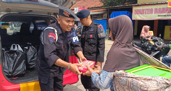 Satbrimob Polda Jabar Gelar Jumat Berkah di Jatinangor, Tumbuhkan Kepedulian Komunitas