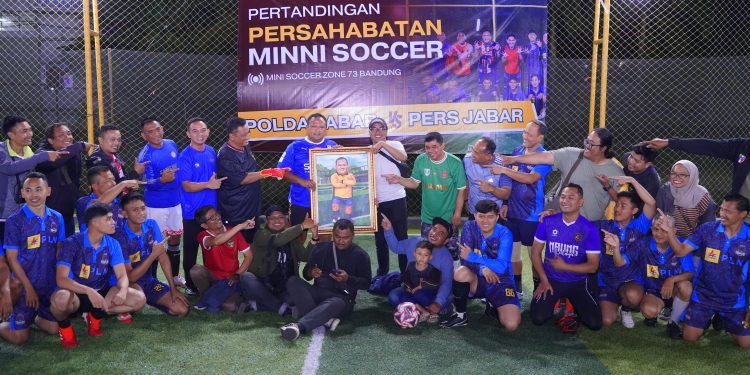 Jalin Silaturahmi, Wakapolda Jabar Pimpin Laga Mini Soccer Persahabatan Lawan Insan Pers