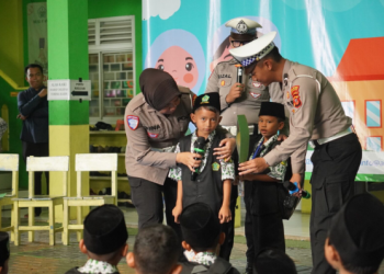 Satlantas Polres Karawang Edukasi Keselamatan Berlalu Lintas di MI Al-I’anah, Sukseskan Ops Patuh Lodaya 2025