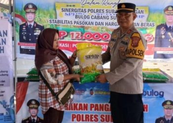 Polsek Pagaden Subang Gelar Gerakan Pangan Murah, Antar Beras Langsung ke Rumah Warga