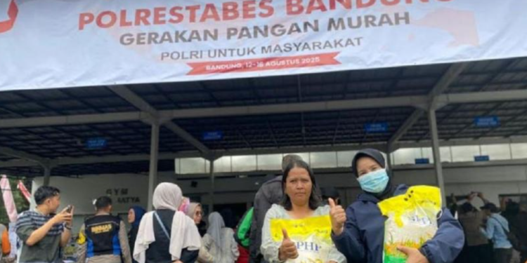 Polrestabes Bandung Gelar Gerakan Pangan Murah, Warga Antusias Serbu Beras Rp11 Ribu/Kilogram