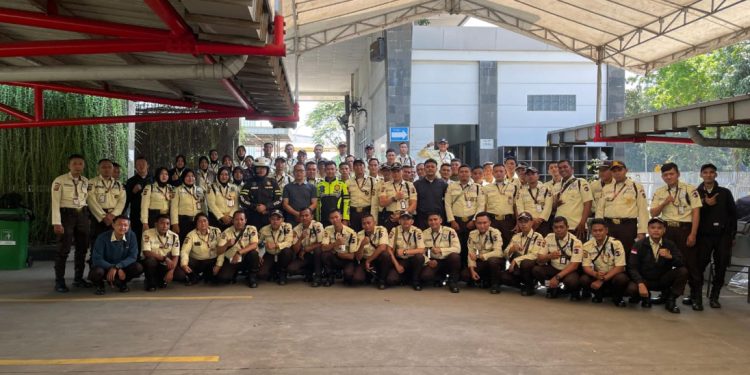 Satlantas Polres Karawang Edukasi Security tentang Keselamatan Berlalu Lintas