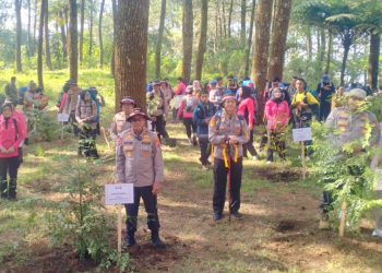 Kapolda Jabar Pimpin Penanaman 500 Pohon Endemik di Gunung Ciremai