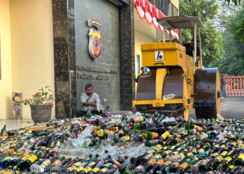 Polresta Cirebon Musnahkan Ribuan Botol Miras Ilegal, Cegah Kriminalitas dan Lindungi Generasi Muda